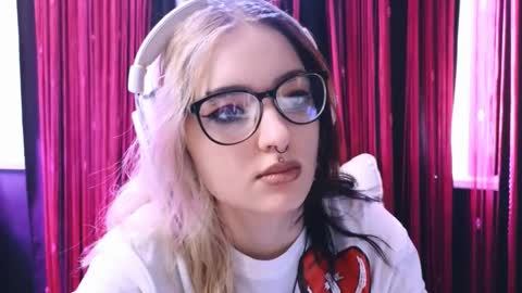 Snapshot of avi_nile chatting on 02.23.25 Avriel online show from 02.23.25