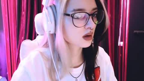 Snapshot of avi_nile chatting on 02.26.25 Avriel online show from 02.26.25