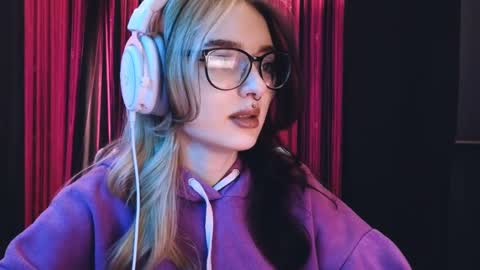 Snapshot of avi_nile chatting on 03.04.25 Avriel online show from 03.04.25