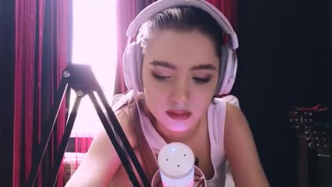 Snapshot of avi_nile chatting on 11.23.25 Avriel online show from 11.23.25