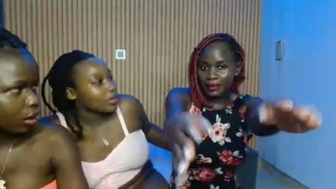 Snapshot of avian_talya chatting on 11.12.25 Avian online show from 11.12.25