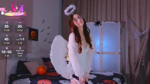 Snapshot of avrillemell chatting on 10.25.25 Avril online show from 10.25.25