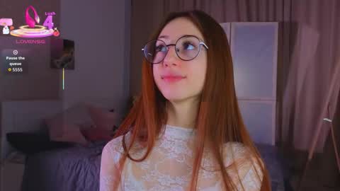 Snapshot of avrillemell chatting on 11.07.25 Avril online show from 11.07.25