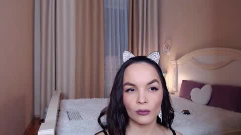 Snapshot of avrora_lew_ chatting on 11.23.25 Avrora Inst online show from 11.23.25