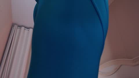 Snapshot of avrora_lew_ chatting on 11.27.25 Avrora Inst online show from 11.27.25