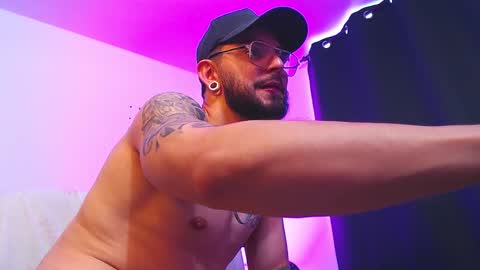 Independiente Model online show from 10.31.25