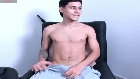 Snapshot of axel_davis_ chatting on 11.24.25 axel davis online show from 11.24.25