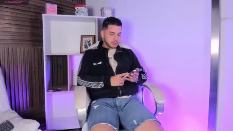 Snapshot of axel_grey_ chatting on 11.19.25 axel_grey_ online show from 11.19.25