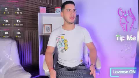 Snapshot of axel_grey_ chatting on 11.21.25 axel_grey_ online show from 11.21.25