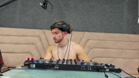 Snapshot of axel_porn_ chatting on 04.25.26 Axel online show from 04.25.26