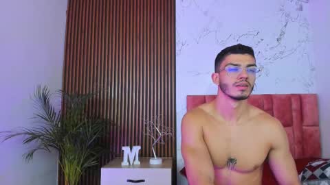 Axel  online show from 12.04.24