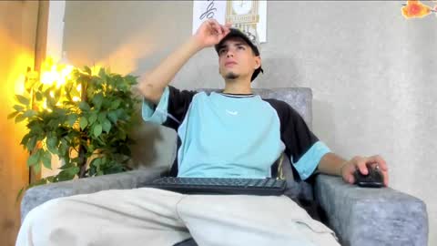 Snapshot of axel_wiliams chatting on 10.06.25 axel online show from 10.06.25