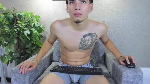 Snapshot of axel_wiliams chatting on 11.14.25 axel online show from 11.14.25