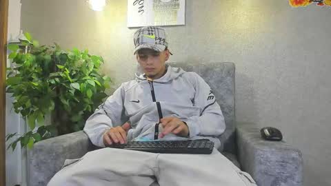 Snapshot of axel_wiliams chatting on 11.18.25 axel online show from 11.18.25