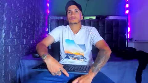 Axell Cross2 online show from 10.18.25