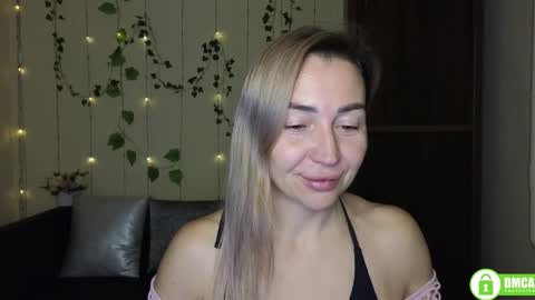 Snapshot of ay_kiss_jully chatting on 12.18.25 Jully online show from 12.18.25