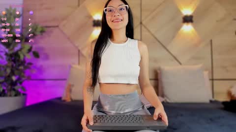 Snapshot of aylin_rousse chatting on 10.24.25 ayllin online show from 10.24.25