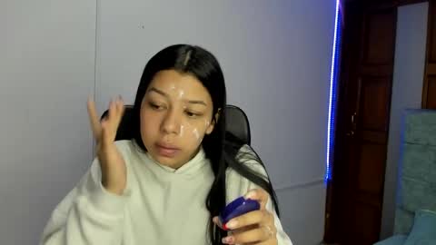 Snapshot of aysha_winxx chatting on 11.22.25 aysha_winxx online show from 11.22.25