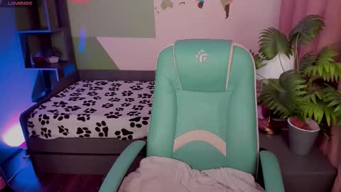 Snapshot of azaliya_haze chatting on 11.05.25 Azaliya online show from 11.05.25