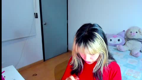 Snapshot of azu_moure chatting on 12.04.24 Azu Moure online show from 12.04.24