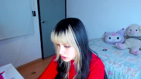 Snapshot of azu_moure chatting on 12.04.24 Azu Moure online show from 12.04.24