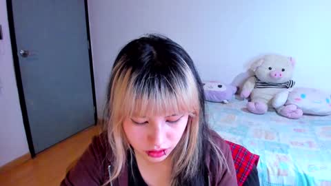 Snapshot of azu_moure chatting on 12.06.24 Azu Moure online show from 12.06.24