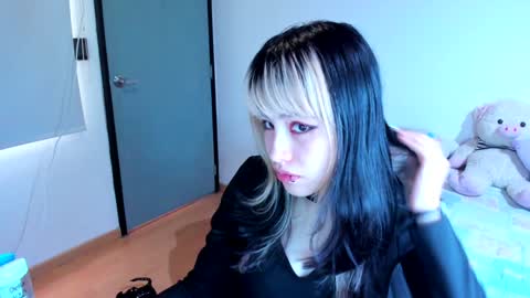 Snapshot of azu_moure chatting on 12.07.24 Azu Moure online show from 12.07.24