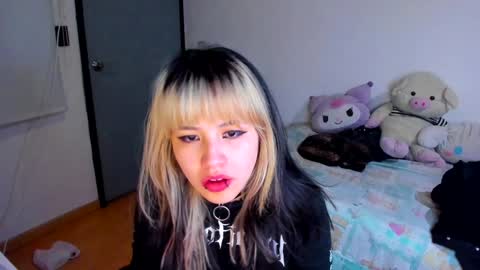 Snapshot of azu_moure chatting on 12.12.24 Azu Moure online show from 12.12.24