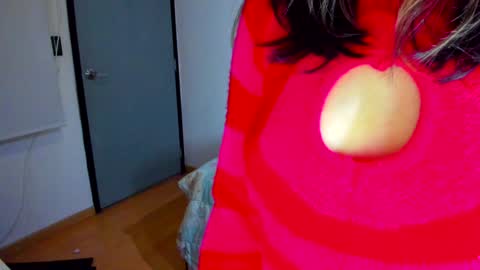 Snapshot of azu_moure chatting on 12.24.24 Azu Moure online show from 12.24.24