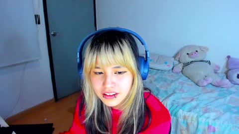 Snapshot of azu_moure chatting on 12.24.24 Azu Moure online show from 12.24.24
