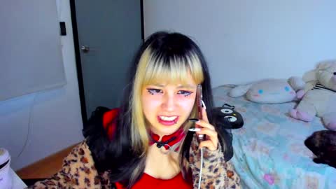 Snapshot of azu_moure chatting on 12.29.24 Azu Moure online show from 12.29.24