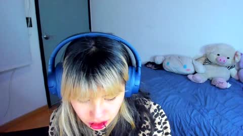 Snapshot of azu_moure chatting on 01.04.25 Azu Moure online show from 01.04.25