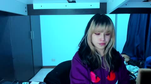Snapshot of azu_moure chatting on 01.10.25 Azu Moure online show from 01.10.25