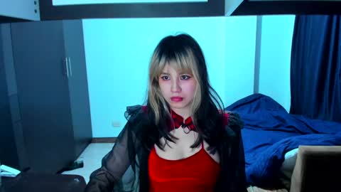 Snapshot of azu_moure chatting on 01.12.25 Azu Moure online show from 01.12.25