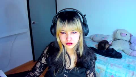 Snapshot of azu_moure chatting on 01.14.25 Azu Moure online show from 01.14.25