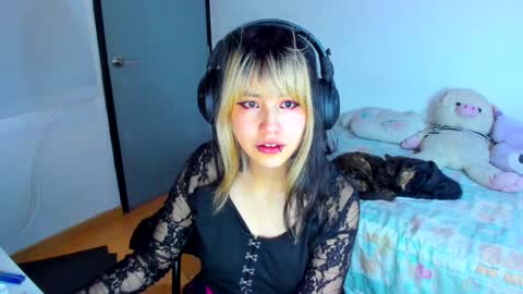 Snapshot of azu_moure chatting on 01.14.25 Azu Moure online show from 01.14.25