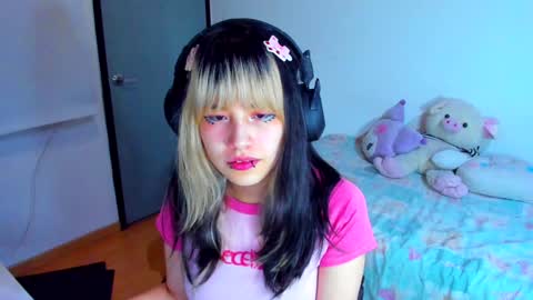 Snapshot of azu_moure chatting on 01.18.25 Azu Moure online show from 01.18.25