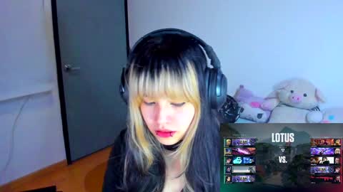 Snapshot of azu_moure chatting on 01.20.25 Azu Moure online show from 01.20.25