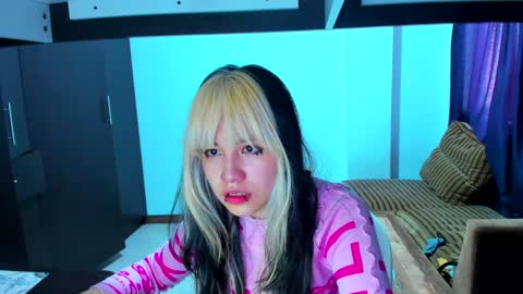 Snapshot of azu_moure chatting on 02.02.25 Azu Moure online show from 02.02.25