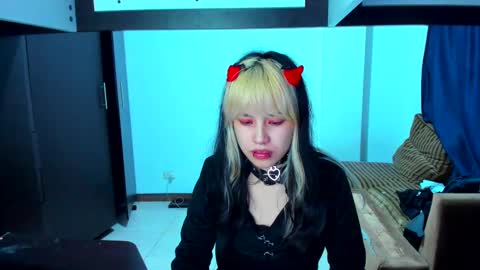 Snapshot of azu_moure chatting on 02.15.25 Azu Moure online show from 02.15.25