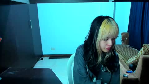Snapshot of azu_moure chatting on 02.17.25 Azu Moure online show from 02.17.25