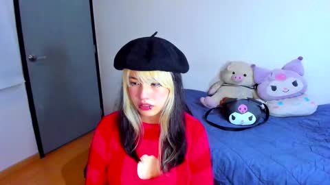 Snapshot of azu_moure chatting on 02.19.25 Azu Moure online show from 02.19.25