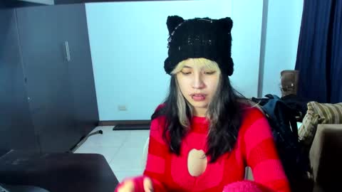 Snapshot of azu_moure chatting on 02.21.25 Azu Moure online show from 02.21.25