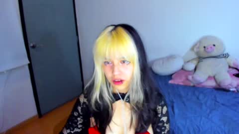Snapshot of azu_moure chatting on 02.22.25 Azu Moure online show from 02.22.25
