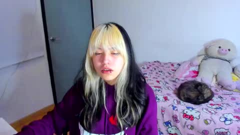 Snapshot of azu_moure chatting on 03.09.25 Azu Moure online show from 03.09.25