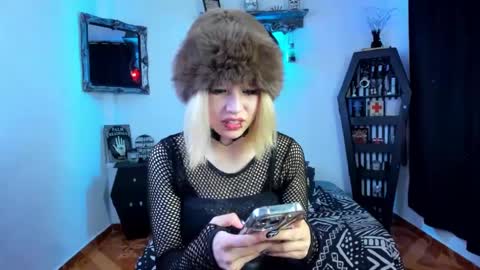 Snapshot of azu_moure chatting on 10.03.25 Azu Moure online show from 10.03.25