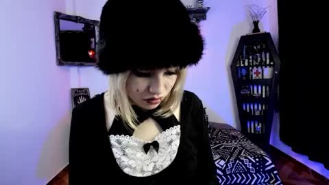 Snapshot of azu_moure chatting on 10.08.25 Azu Moure online show from 10.08.25