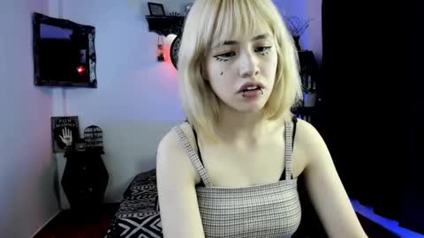 Snapshot of azu_moure chatting on 10.10.25 Azu Moure online show from 10.10.25