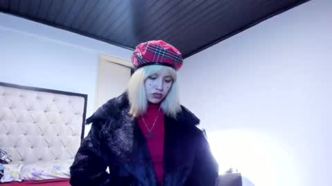 Snapshot of azu_moure chatting on 10.18.25 Azu Moure online show from 10.18.25