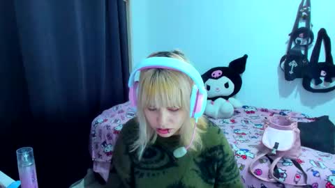 Azu Moure online show from 11.21.25